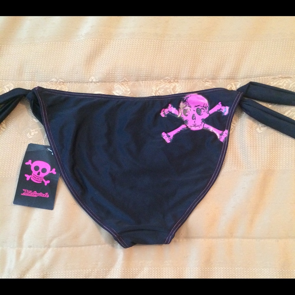 Bikini - Picture 2 of 3